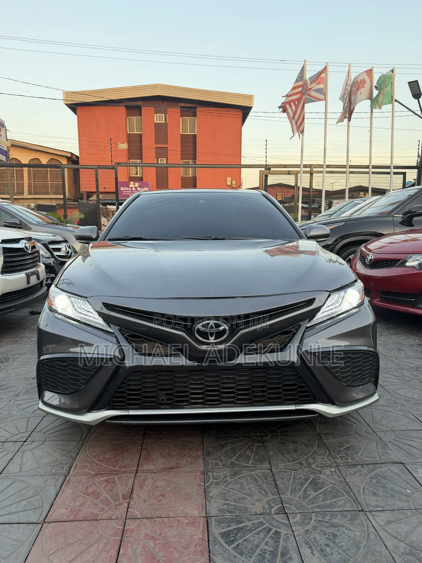 Toyota Camry XLE FWD (2.5L 4cyl 8AM) 2018 Gray