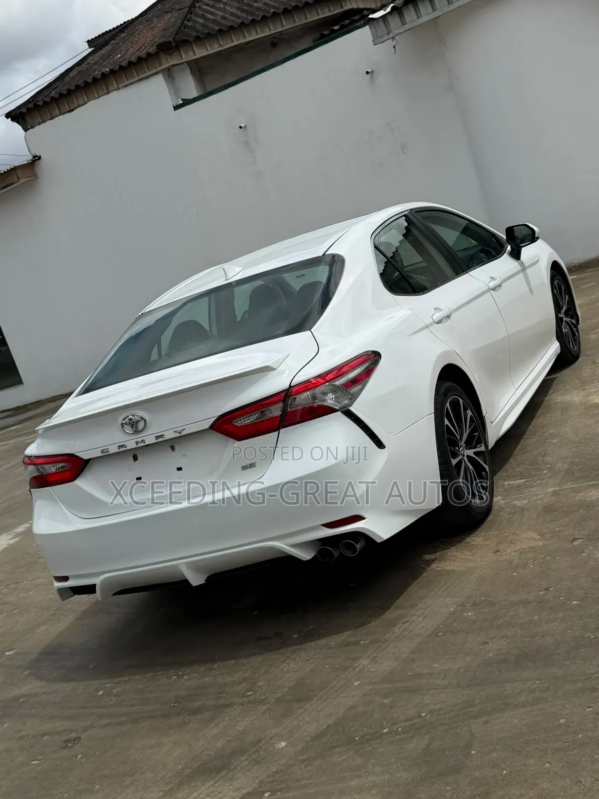 Toyota Camry SE (2.5L 4cyl 8A) 2019 White