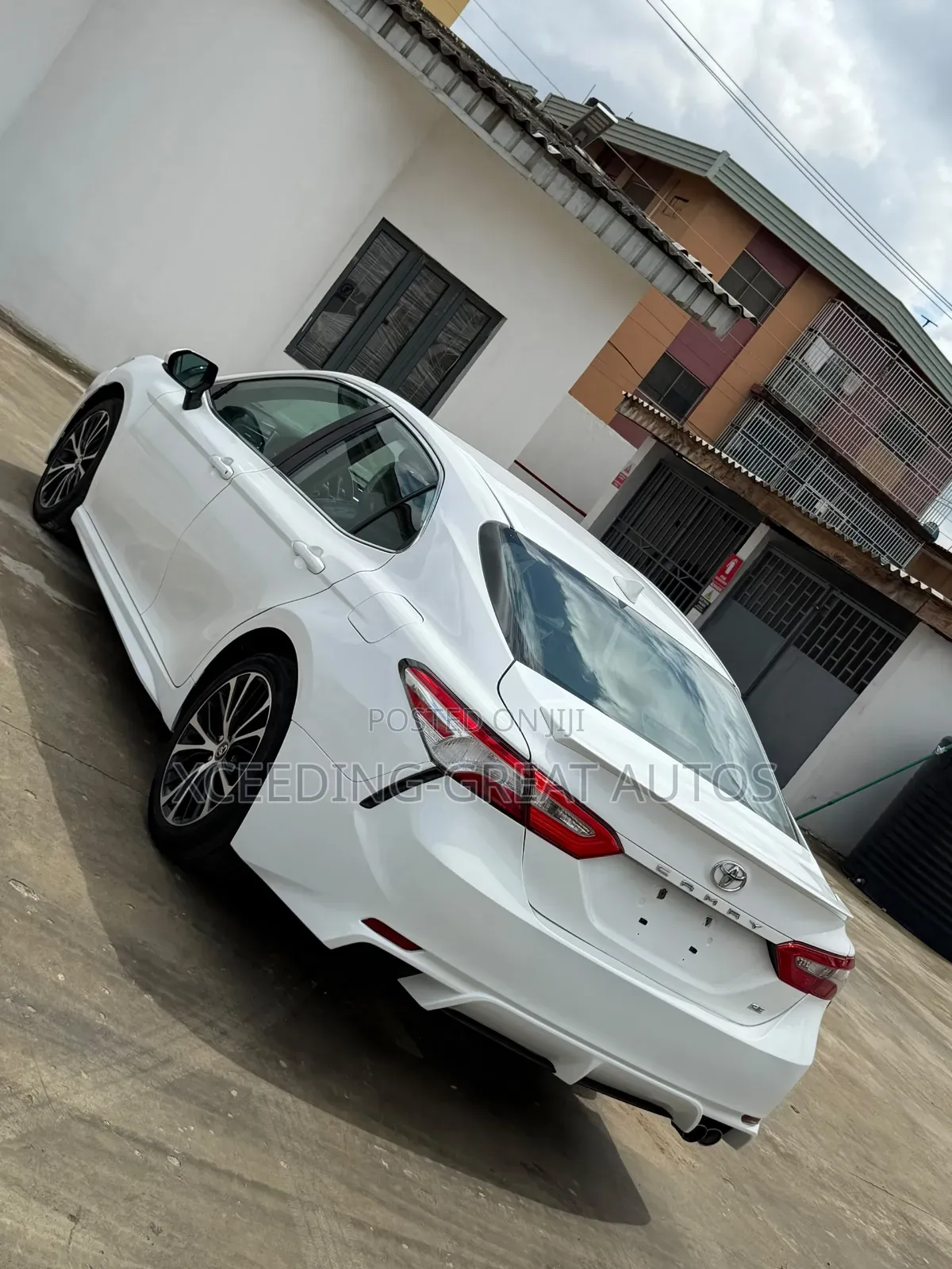 Toyota Camry SE (2.5L 4cyl 8A) 2019 White