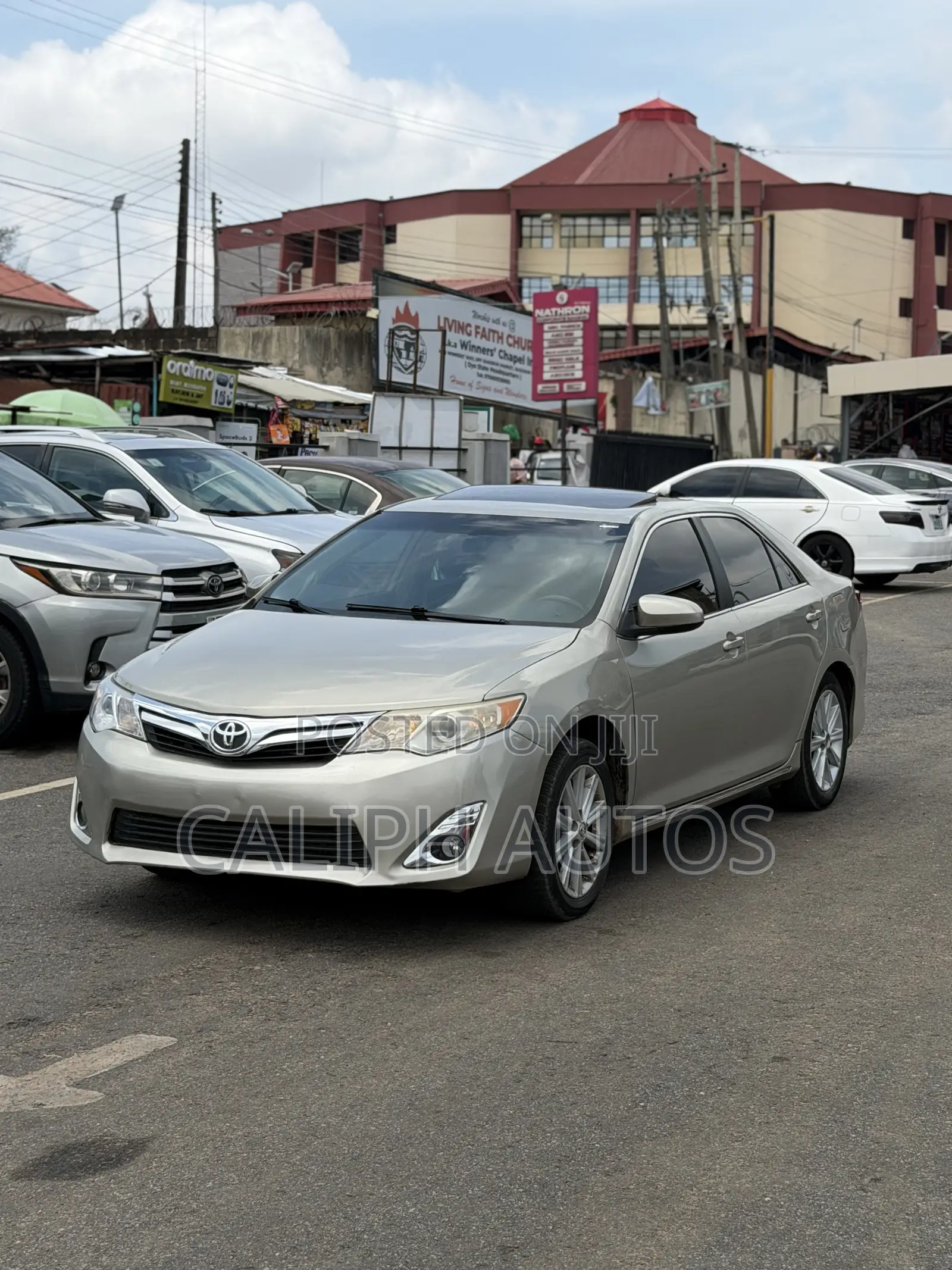 Toyota Camry XLE 4dr Sedan (3.5L 6cyl 6A) 2014 Gold