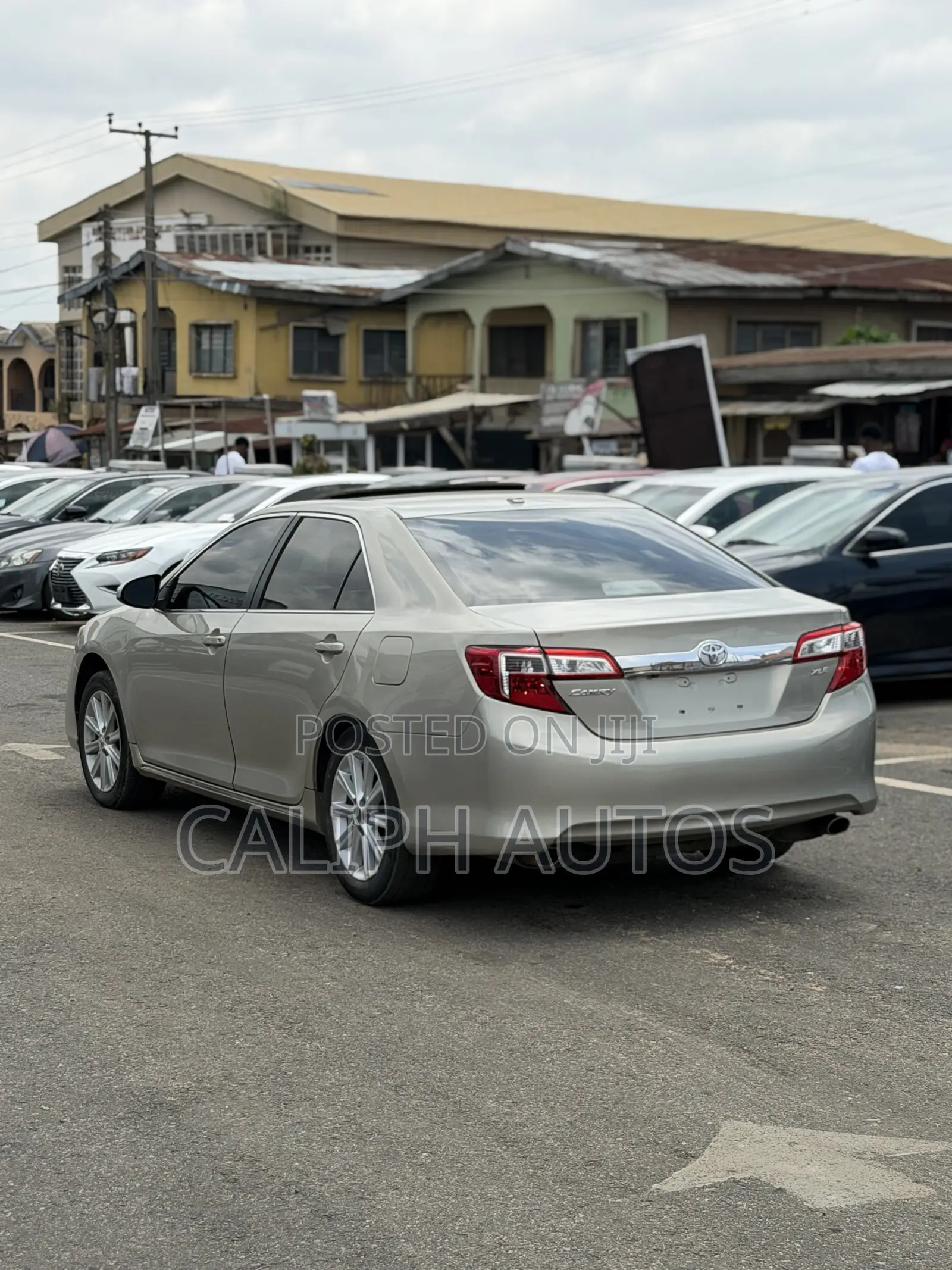 Toyota Camry XLE 4dr Sedan (3.5L 6cyl 6A) 2014 Gold