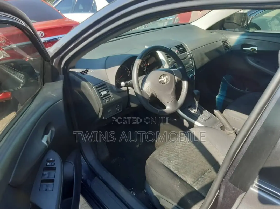Toyota Corolla LE 4dr Sedan (1.8L 4cyl 4A) 2010 Gray