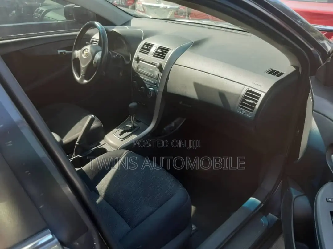 Toyota Corolla LE 4dr Sedan (1.8L 4cyl 4A) 2010 Gray