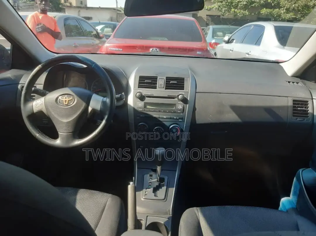 Toyota Corolla LE 4dr Sedan (1.8L 4cyl 4A) 2010 Gray