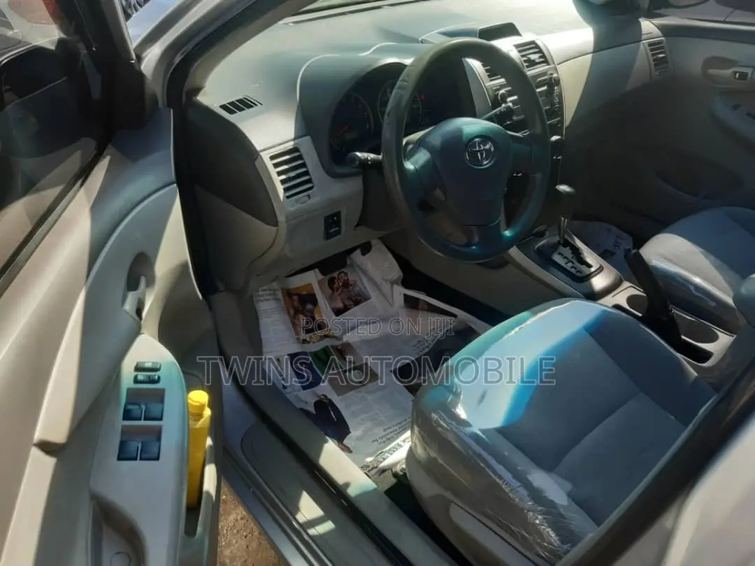 Toyota Corolla LE 4dr Sedan (1.8L 4cyl 4A) 2010 Silver