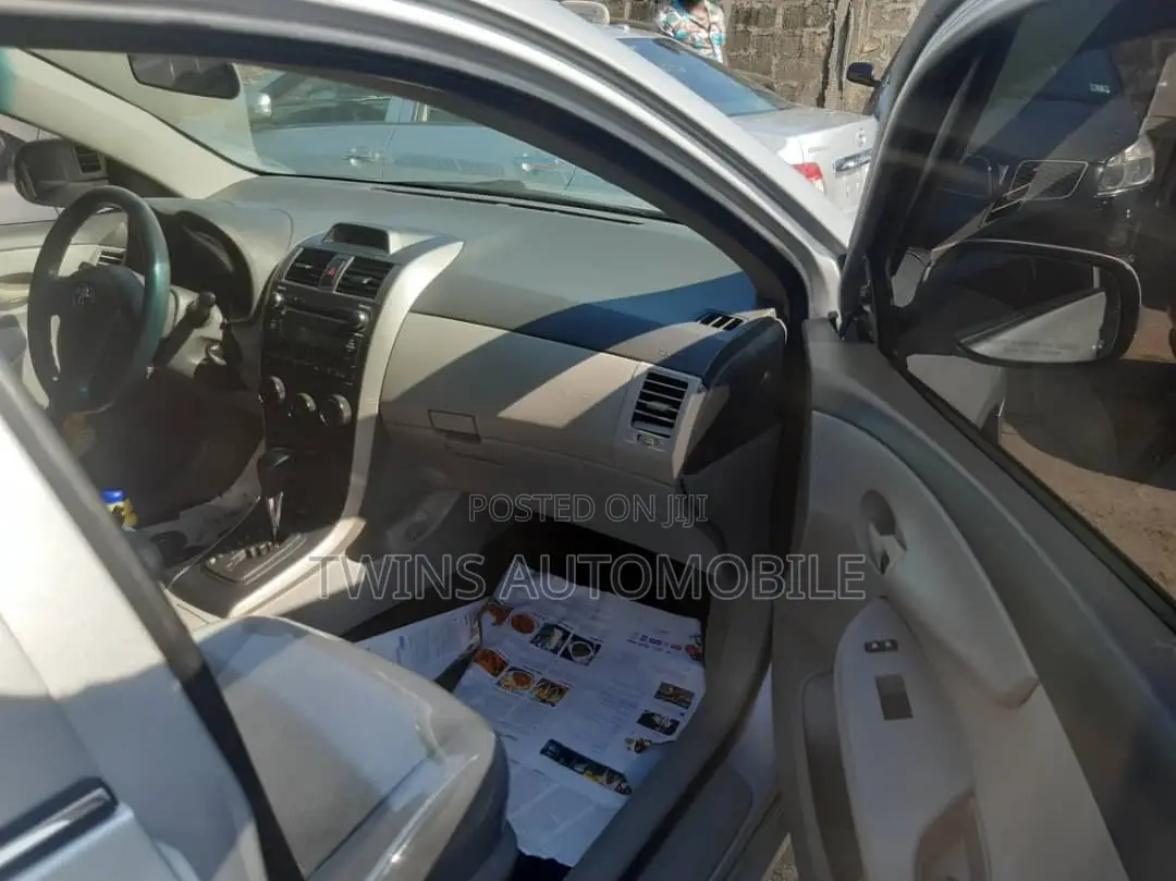 Toyota Corolla LE 4dr Sedan (1.8L 4cyl 4A) 2010 Silver