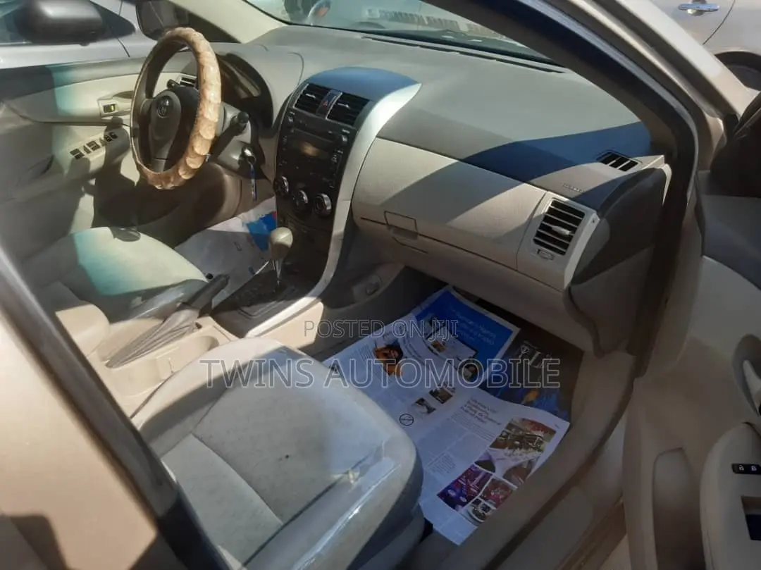 Toyota Corolla LE 4dr Sedan (1.8L 4cyl 4A) 2010 Gold