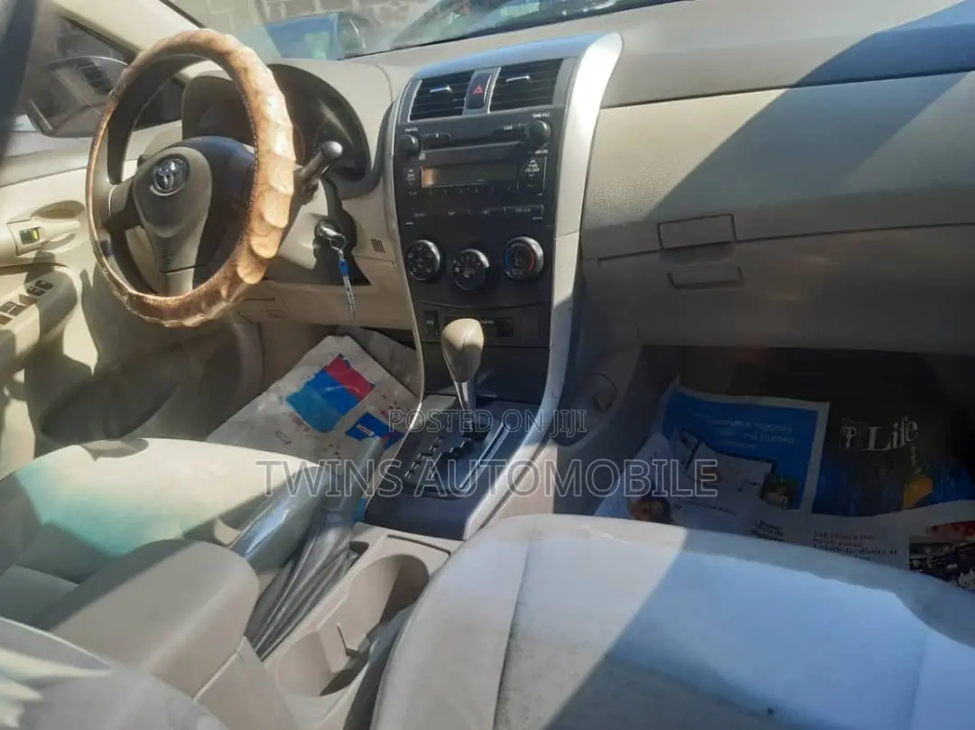 Toyota Corolla LE 4dr Sedan (1.8L 4cyl 4A) 2010 Gold