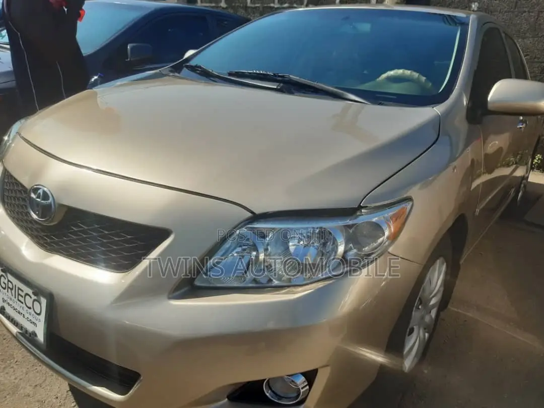 Toyota Corolla LE 4dr Sedan (1.8L 4cyl 4A) 2010 Gold