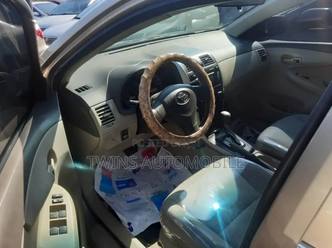 Toyota Corolla LE 4dr Sedan (1.8L 4cyl 4A) 2010 Gold