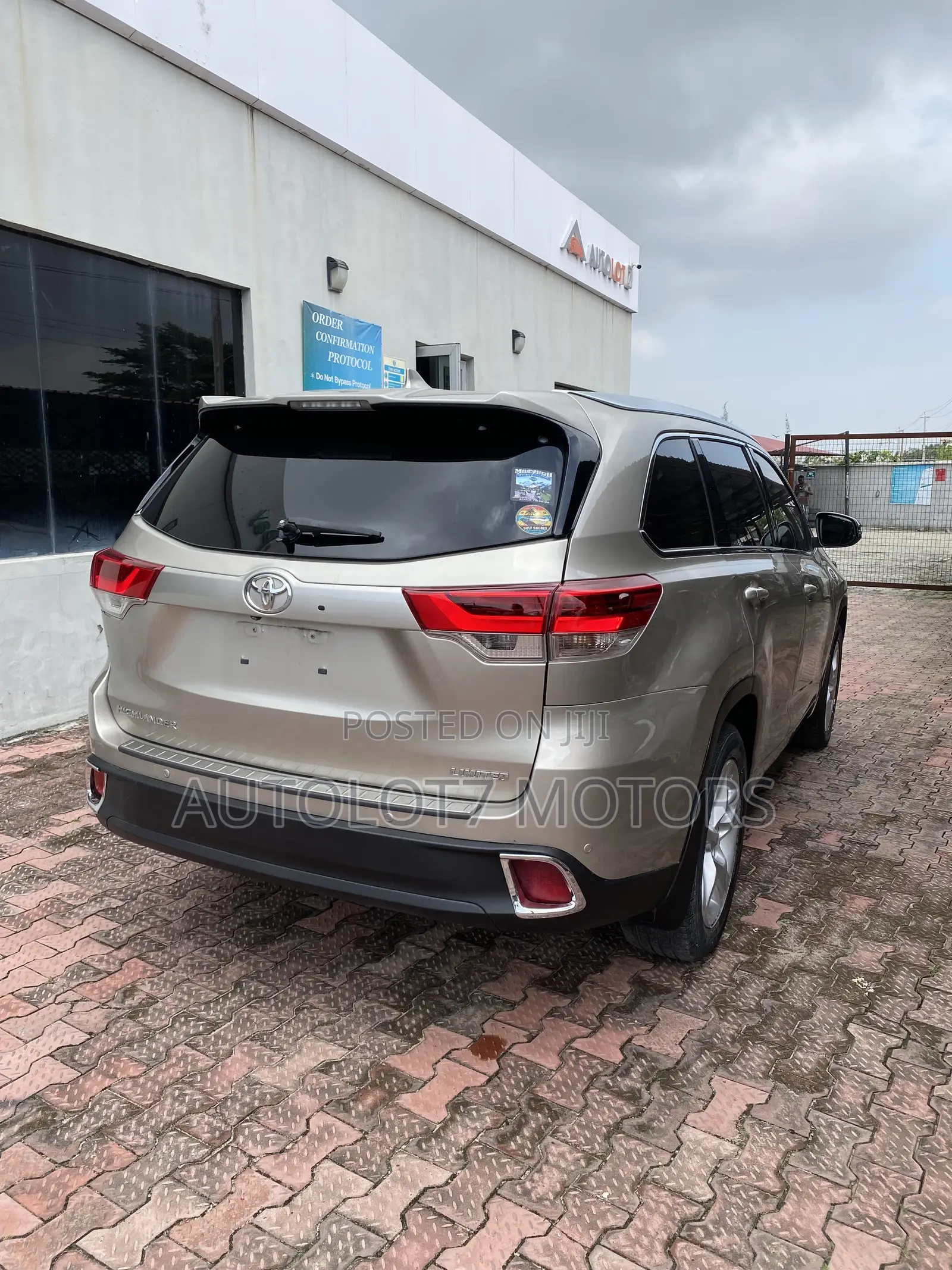Toyota Highlander Limited 4dr SUV (3.5L 6cyl 6A) 2015 Gold