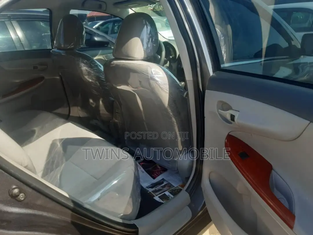 Toyota Corolla LE 4dr Sedan (1.8L 4 cyl 4A) 2009 Gray