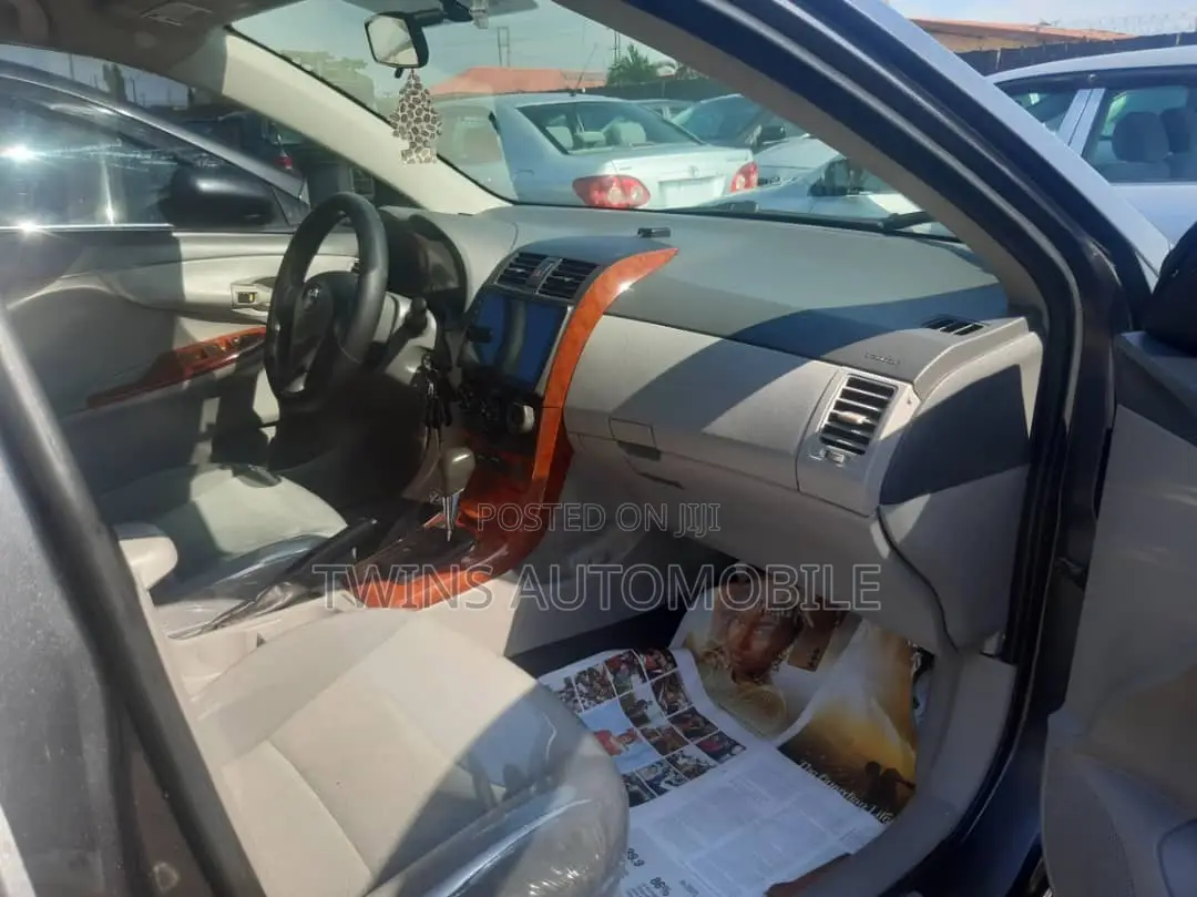 Toyota Corolla LE 4dr Sedan (1.8L 4 cyl 4A) 2009 Gray