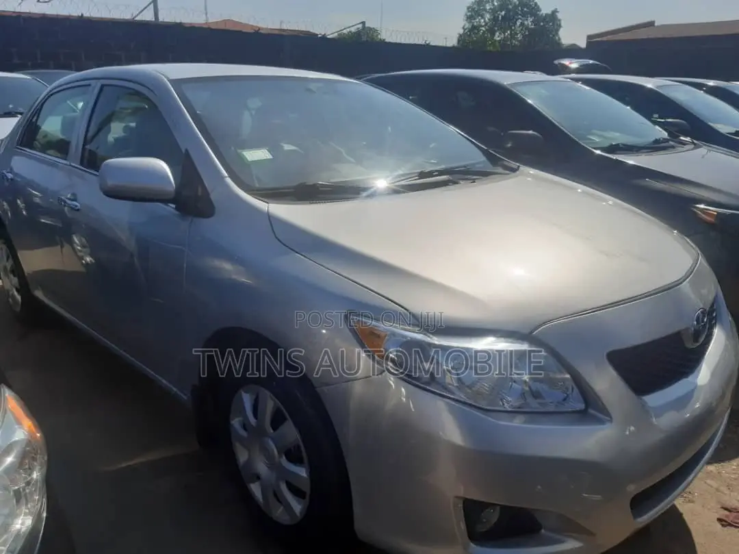 Toyota Corolla LE 4dr Sedan (1.8L 4cyl 4A) 2010 Silver