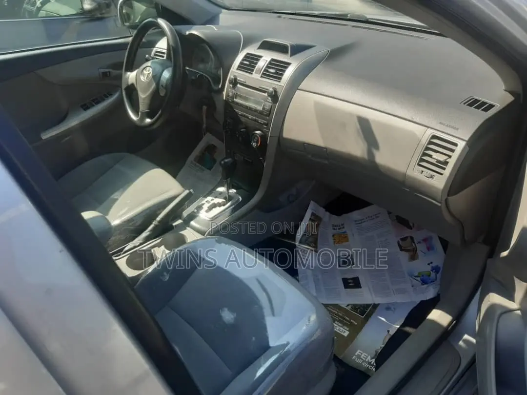 Toyota Corolla LE 4dr Sedan (1.8L 4cyl 4A) 2010 Silver
