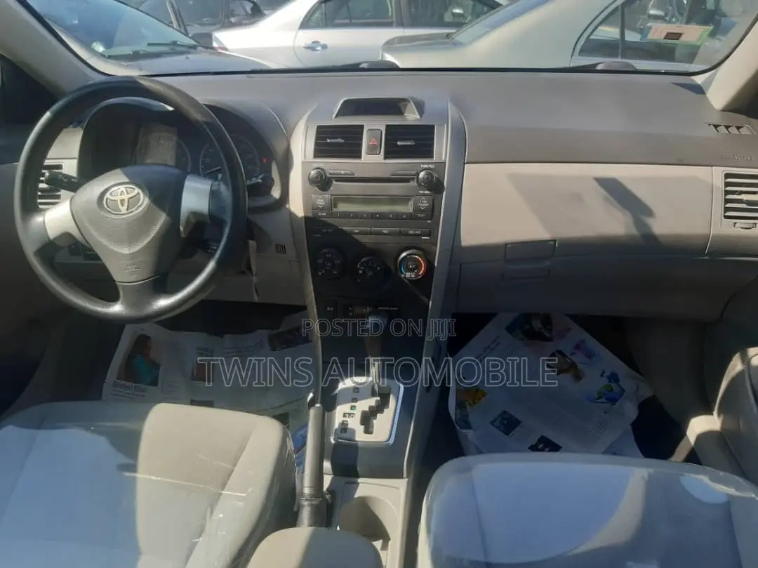 Toyota Corolla LE 4dr Sedan (1.8L 4cyl 4A) 2010 Silver