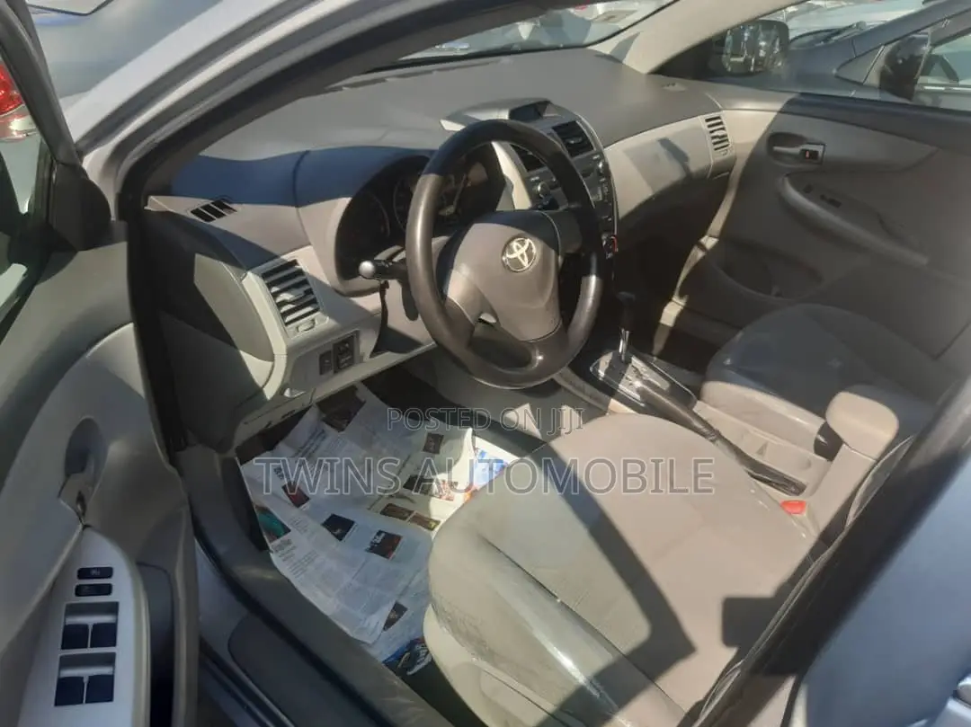 Toyota Corolla LE 4dr Sedan (1.8L 4cyl 4A) 2010 Silver