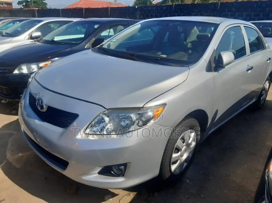 Toyota Corolla LE 4dr Sedan (1.8L 4cyl 4A) 2010 Silver