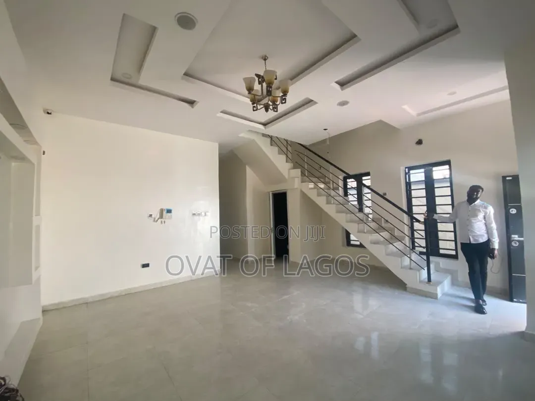 4bdrm Villa in Ikota for rent