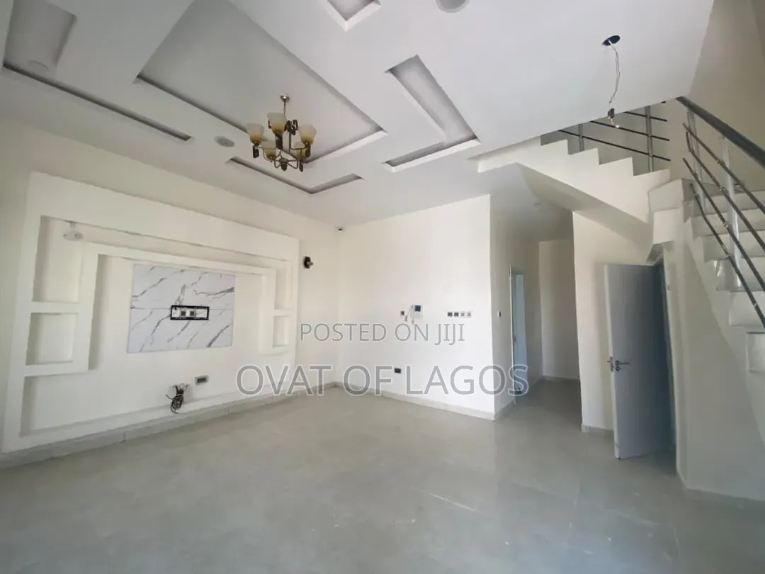 4bdrm Villa in Ikota for rent