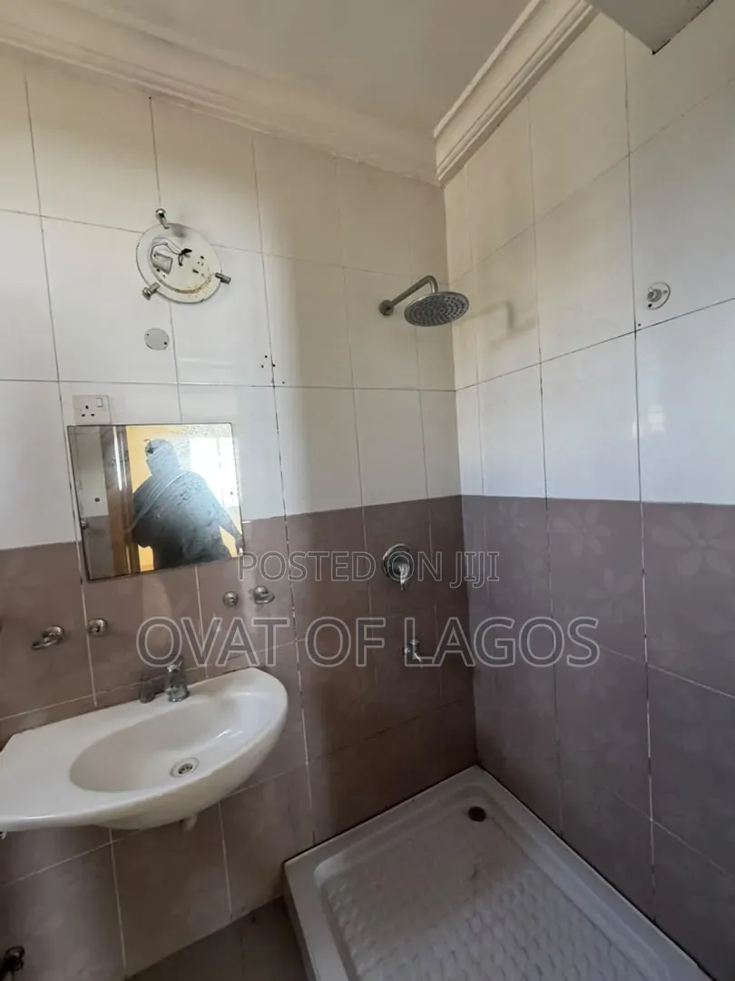 3bdrm Apartment in Lekki Phase 1 for rent