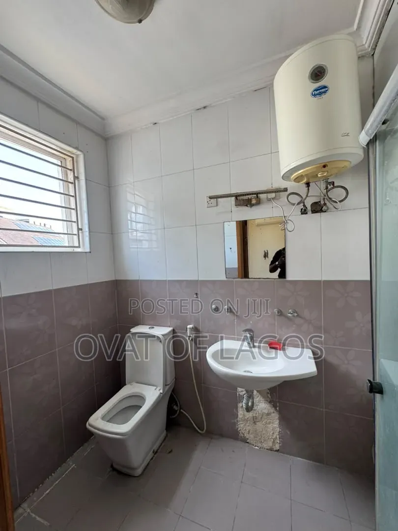 3bdrm Apartment in Lekki Phase 1 for rent
