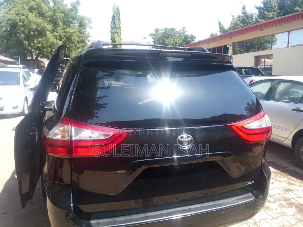 Toyota Sienna 2015 Black