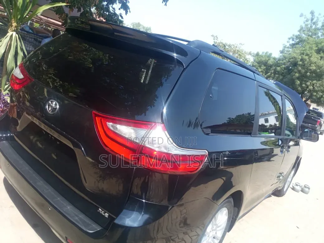 Toyota Sienna 2015 Black