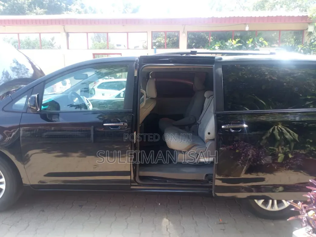Toyota Sienna 2015 Black