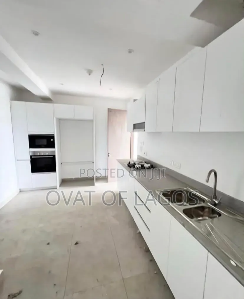 2bdrm Apartment in Lekki Phase 1 for rent