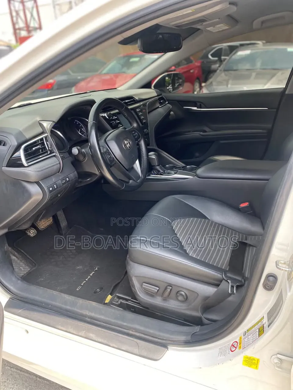 Toyota Camry SE (2.5L 4cyl 8A) 2019 White