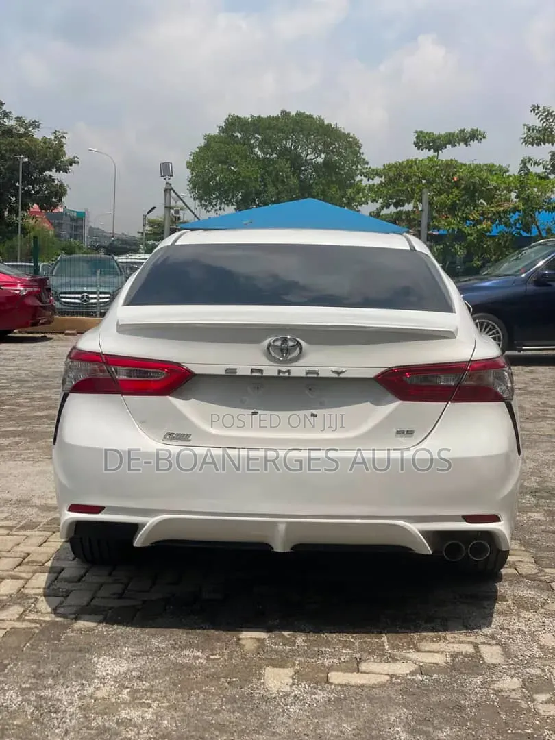 Toyota Camry SE (2.5L 4cyl 8A) 2019 White