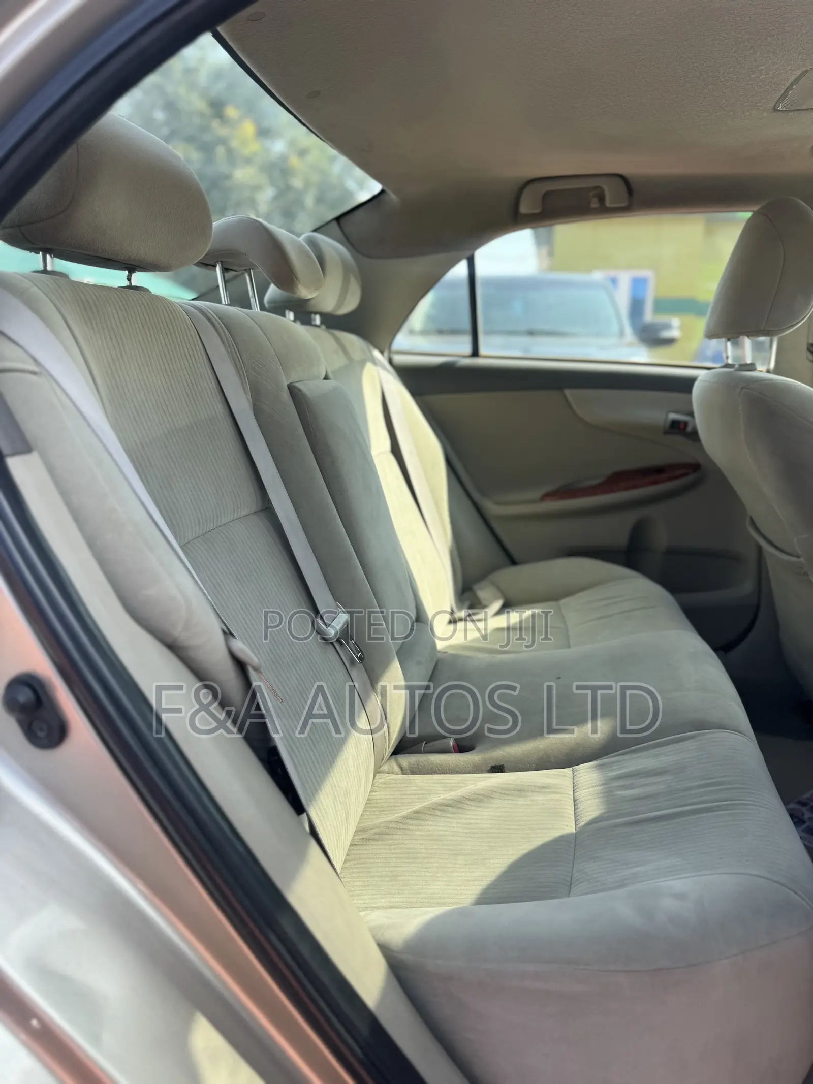 Toyota Corolla LE 4dr Sedan (1.8L 4cyl 4A) 2010 Gold