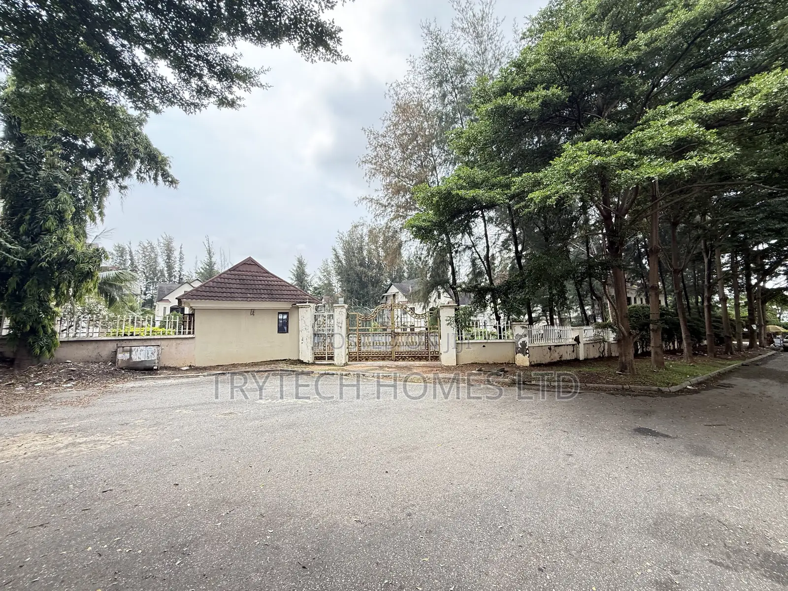 5bdrm Duplex in Utako for sale