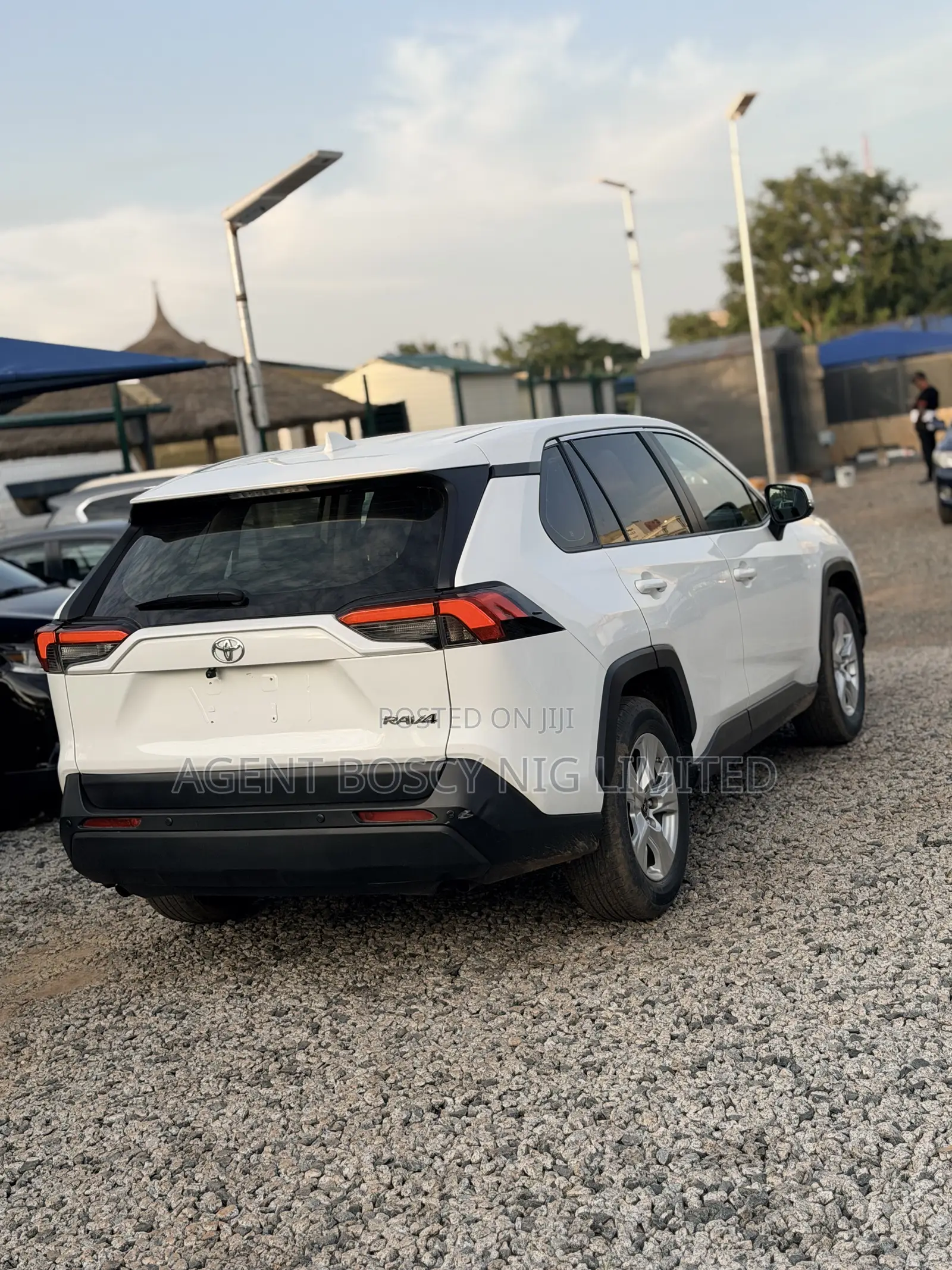 Toyota RAV4 XLE FWD 2023 White
