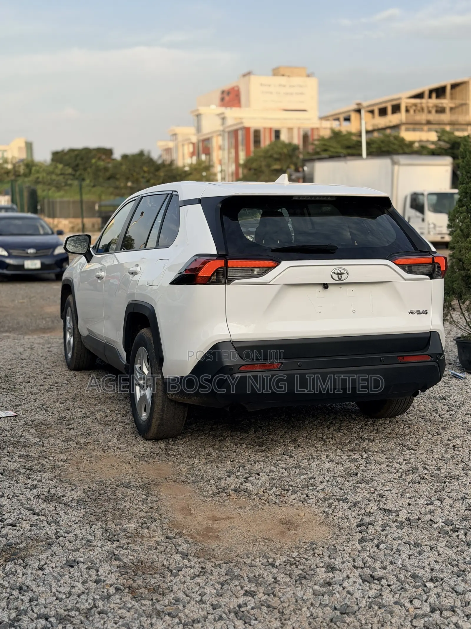 Toyota RAV4 XLE FWD 2023 White