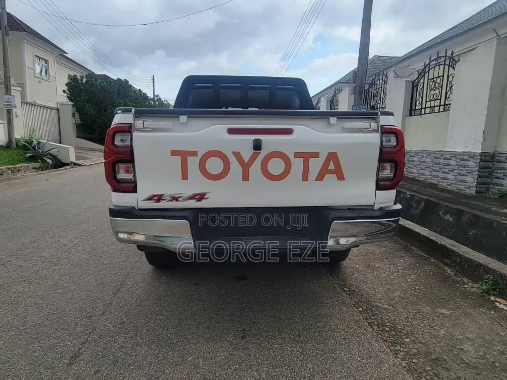 Toyota Hilux 2023 White