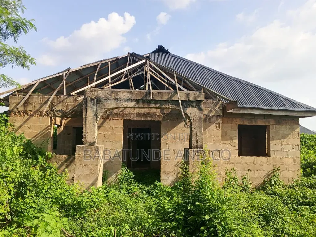 4bdrm Bungalow in Idi Oke Estate, Moniya for sale