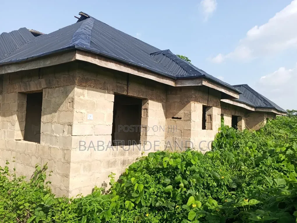 4bdrm Bungalow in Idi Oke Estate, Moniya for sale