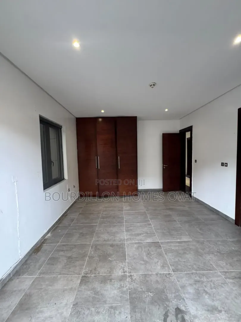 3bdrm Apartment in Lekki Phase 1 Lagos for rent