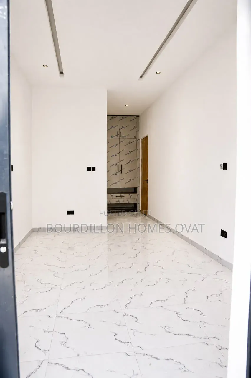 2bdrm Apartment in Lekki Phase 1 Lagos for sale