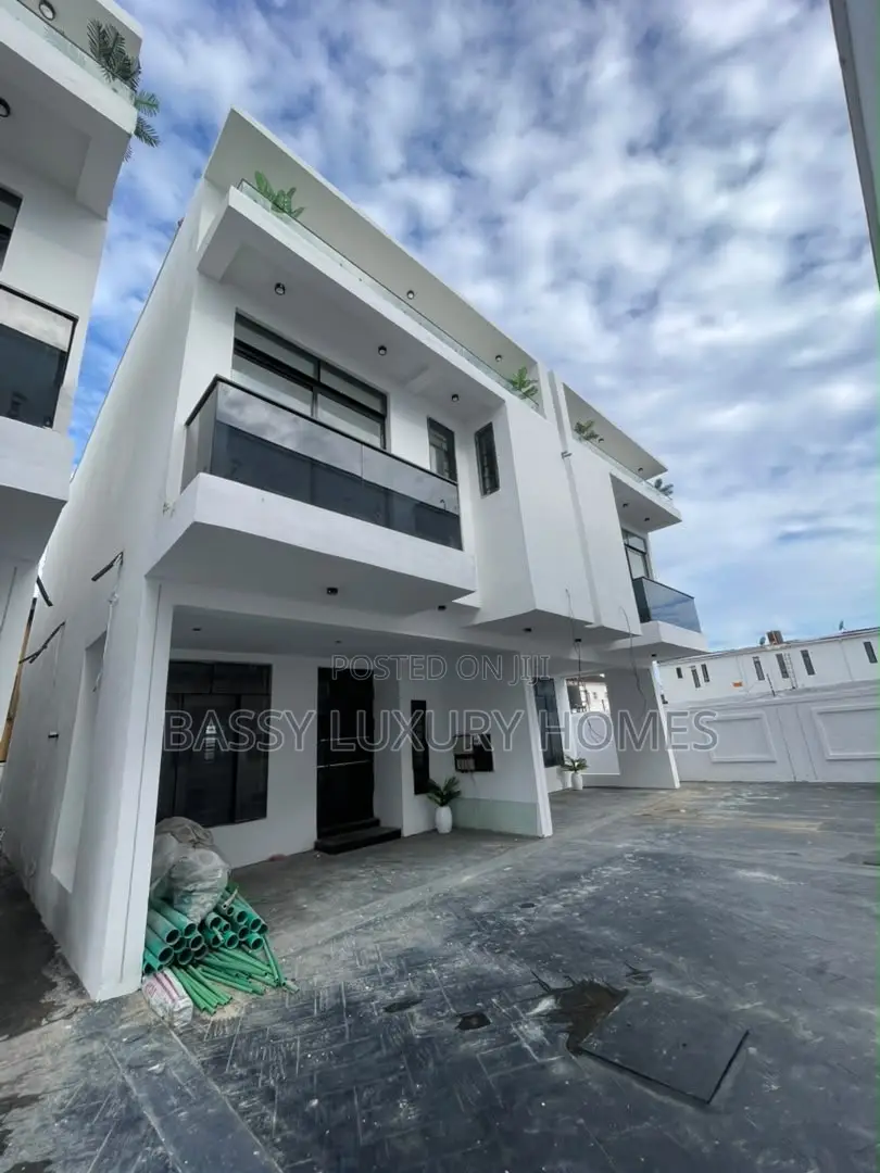 3bdrm Duplex in Ikota for sale