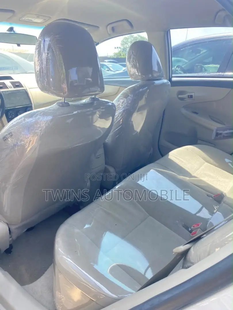 Toyota Corolla LE 4dr Sedan (1.8L 4cyl 4A) 2013 White