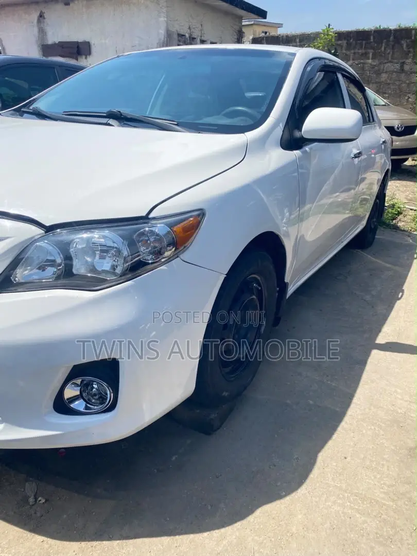 Toyota Corolla LE 4dr Sedan (1.8L 4cyl 4A) 2013 White