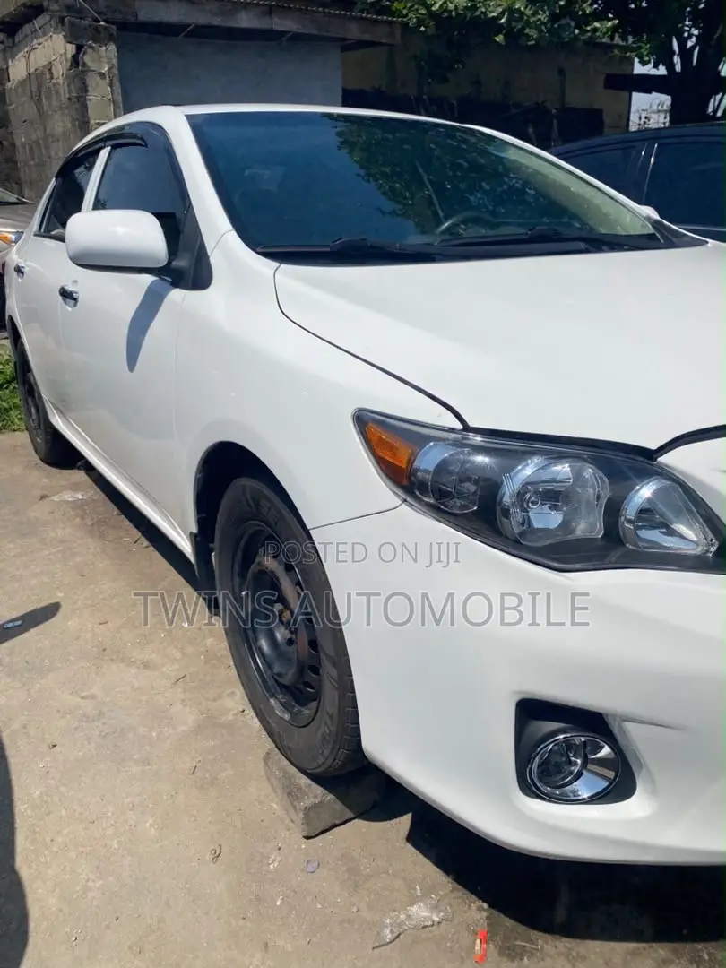 Toyota Corolla LE 4dr Sedan (1.8L 4cyl 4A) 2013 White