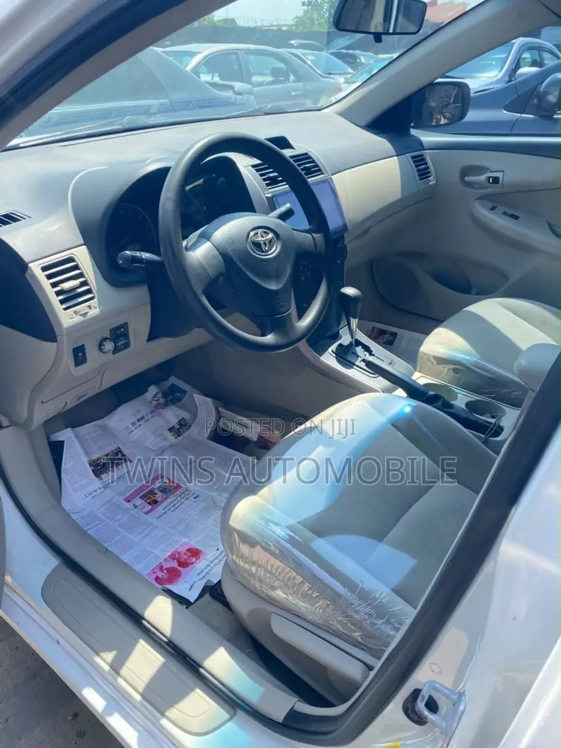 Toyota Corolla LE 4dr Sedan (1.8L 4cyl 4A) 2013 White