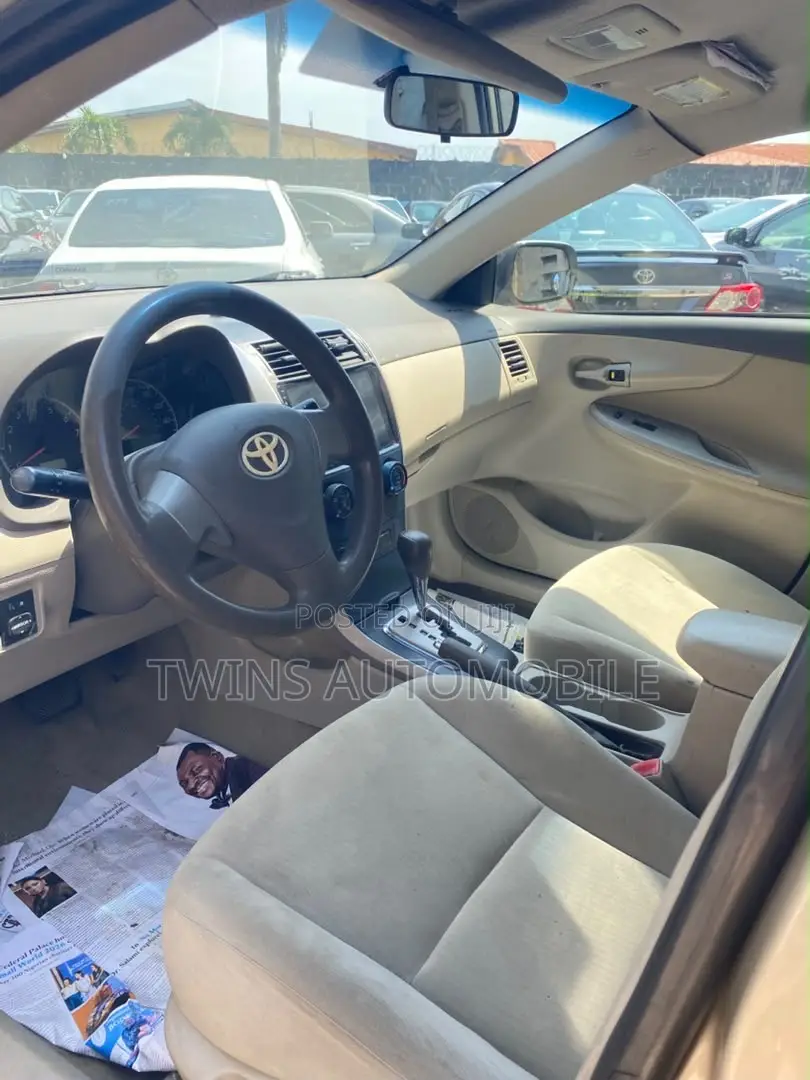 Toyota Corolla LE 4dr Sedan (1.8L 4cyl 4A) 2010 Gold