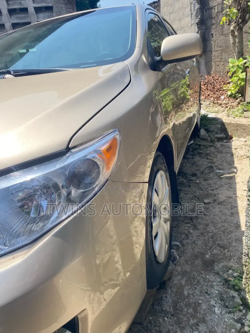Toyota Corolla LE 4dr Sedan (1.8L 4cyl 4A) 2010 Gold
