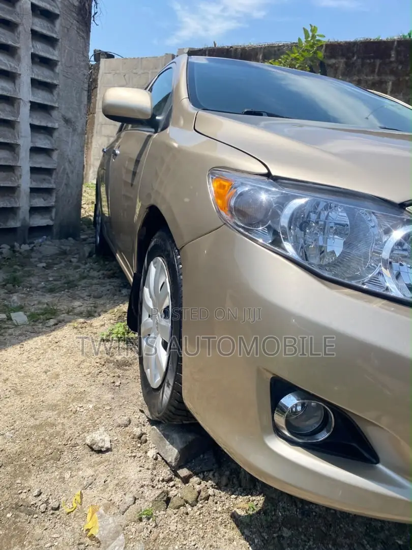 Toyota Corolla LE 4dr Sedan (1.8L 4cyl 4A) 2010 Gold