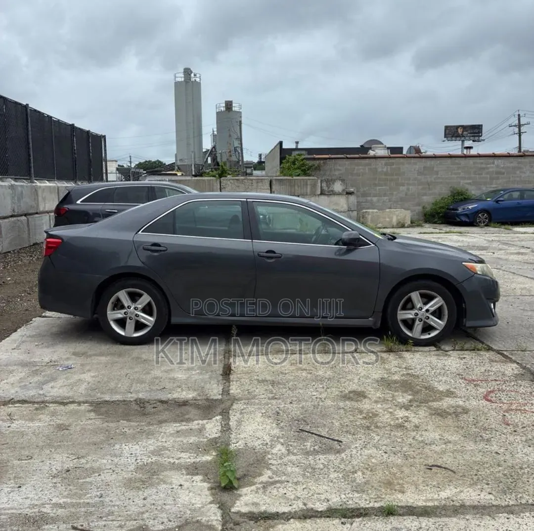 Toyota Camry SE 4dr Sedan (2.5L 4cyl 6A) 2013 Gray